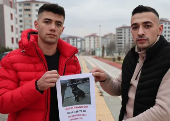 Sokak sokak gezerek köpeğini arıyor