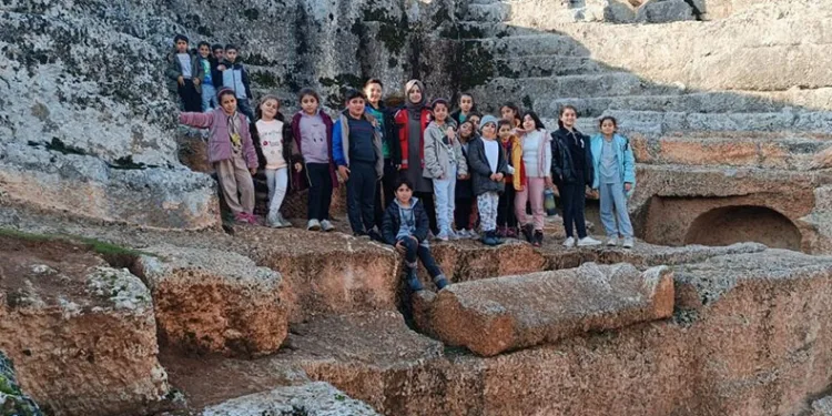 Depremzede çocuklar tarihi mekanları gezdi