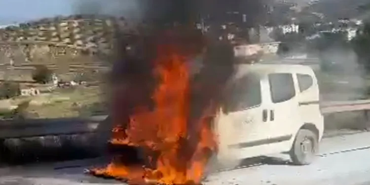Hafif ticari araç alev alev yandı