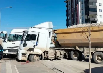 İki kamyon kafa kafaya çarpıştı