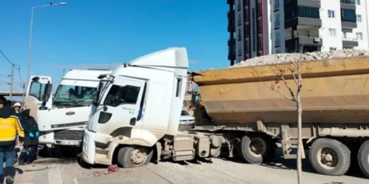 İki kamyon kafa kafaya çarpıştı