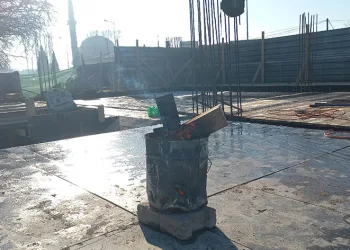 İnşaat işçilerinin dondurucu soğukla zorlu mücadelesi