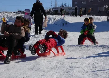 Çocukların düşe kalka kızak keyfi