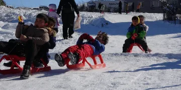 Çocukların düşe kalka kızak keyfi