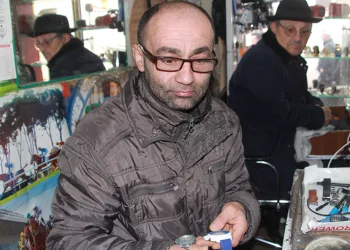 Zamanı tek parmağının ucunda oynatıyor