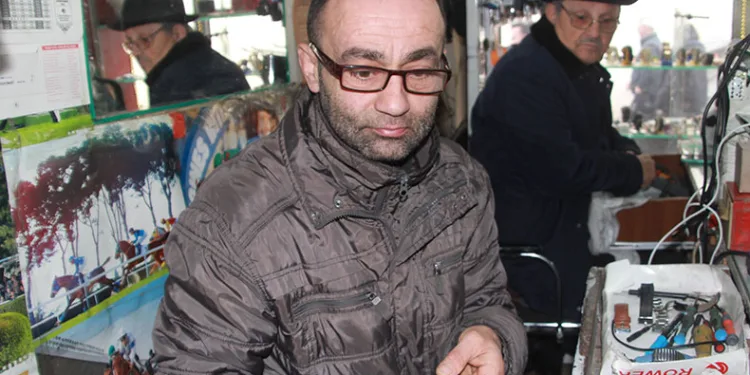 Zamanı tek parmağının ucunda oynatıyor