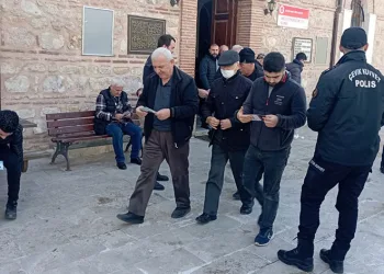 Polis namaz sonrası broşür dağıttı