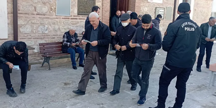 Polis namaz sonrası broşür dağıttı