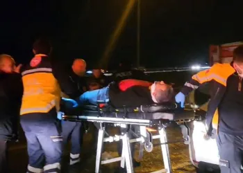 Yağmurda kayan otomobil bariyerlere saplandı