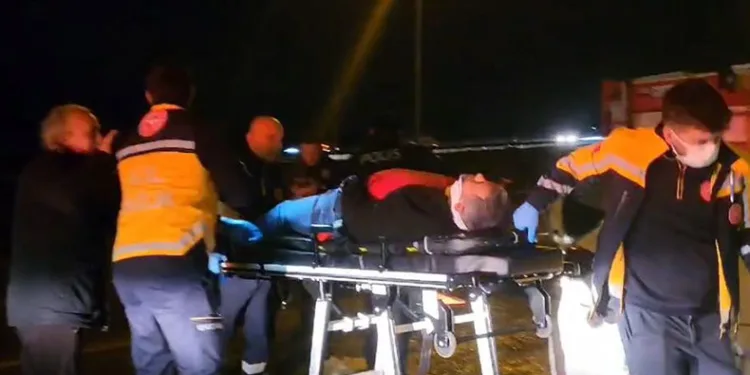 Yağmurda kayan otomobil bariyerlere saplandı