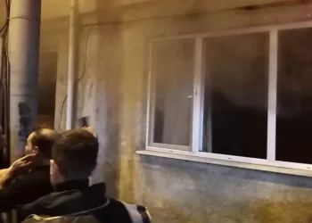 Yangında mahsur kalan genci itfaiye ekipleri kurtardı