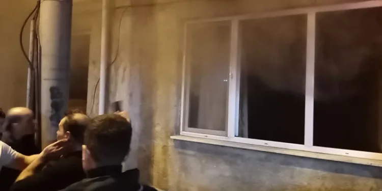Yangında mahsur kalan genci itfaiye ekipleri kurtardı
