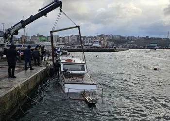 Fırtınada batan tekne vinç yardımıyla çıkarıldı