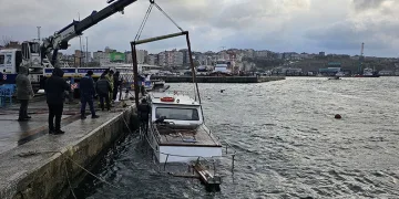 Fırtınada batan tekne vinç yardımıyla çıkarıldı
