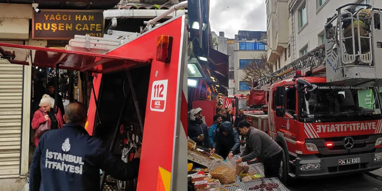 Ayakkabı deposunda çıkan yangın paniğe neden oldu