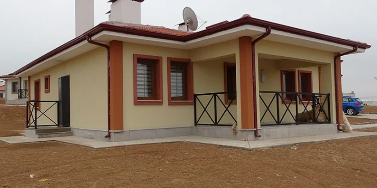Köy evlerinin teslimine başlanıldı