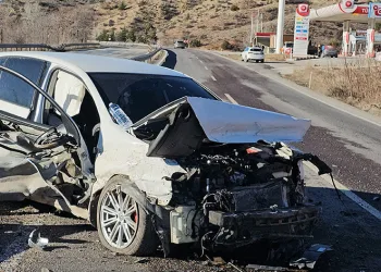 Hurdaya dönen otomobilde burnu bile kanamadan çıktı