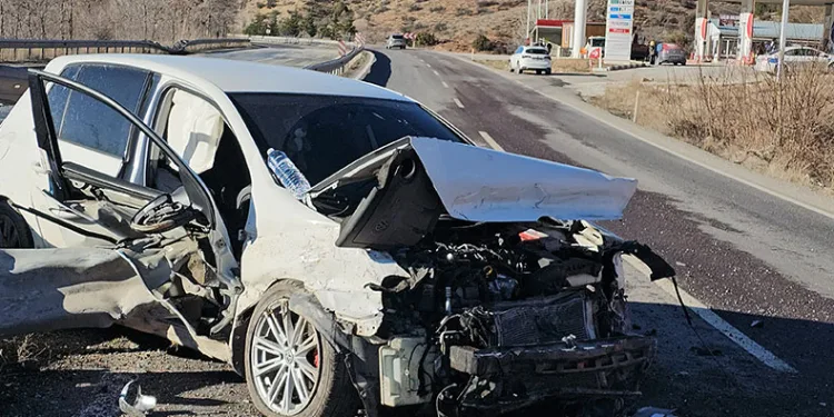 Hurdaya dönen otomobilde burnu bile kanamadan çıktı
