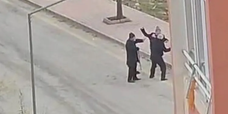 İki yaşlı vatandaş birbirine girdi