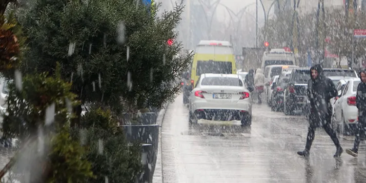 Van’da yoğun kar yağışı etkili oluyor