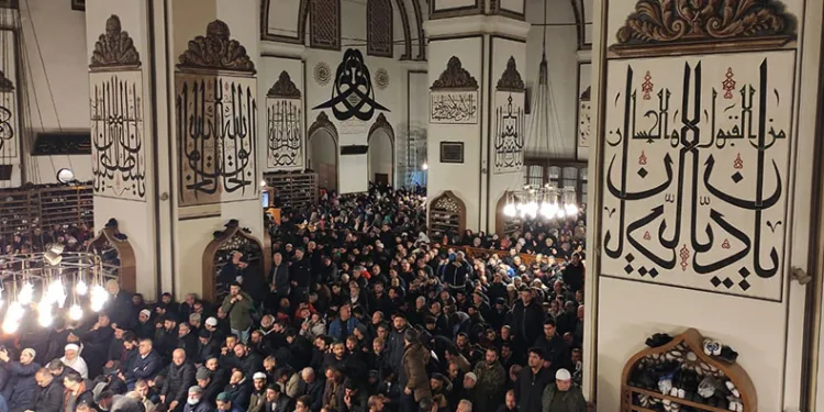 Binlerce kişi Ulucami’ye akın etti