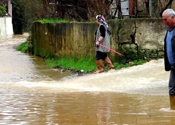 Cadde ve sokaklar yağmur sonrası sular altında kaldı