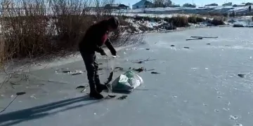 Buzu kırıp balık avlıyorlar