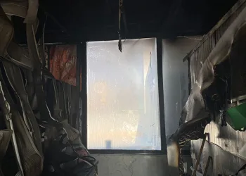 Balıkçı dükkanını alevler sardı