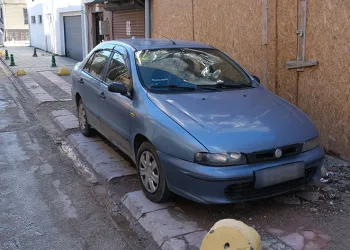 Yayalar yollarda, arabalar kaldırımlarda