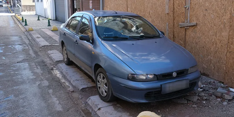 Yayalar yollarda, arabalar kaldırımlarda