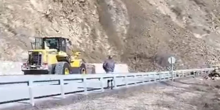 Hizan-Pervari yolunda heyelan