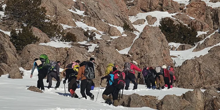 Doğa severler Kelespi Dağı’na tırmandı