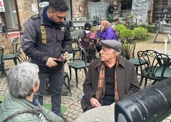 Siber Suçlarla Şube Müdürlüğü vatandaşlara broşür dağıttı