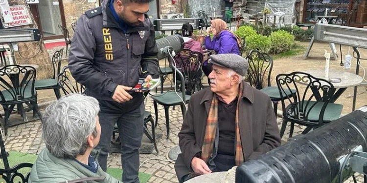 Siber Suçlarla Şube Müdürlüğü vatandaşlara broşür dağıttı