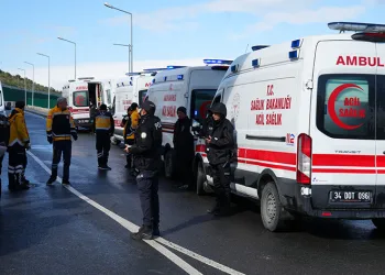 Düzensiz göçmenleri taşıyan otobüsü kazaya karıştı
