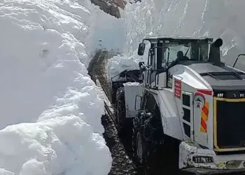 Yüksekova’da kardan 8 metrelik tüneller açıldı