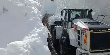 Yüksekova’da kardan 8 metrelik tüneller açıldı