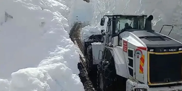 Yüksekova’da kardan 8 metrelik tüneller açıldı