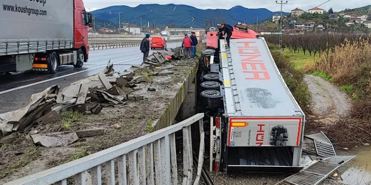 Kazayı gördü, kayda alarak spiker gibi anlattı