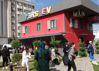 Ters evi 300 bin kişi ziyaret etti