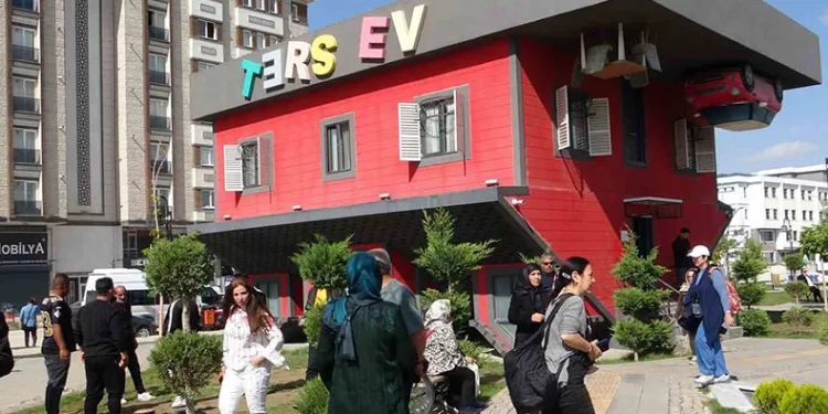 Ters evi 300 bin kişi ziyaret etti