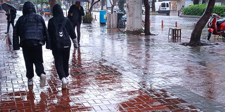 Alanya’da sağanak yağış etkili oldu