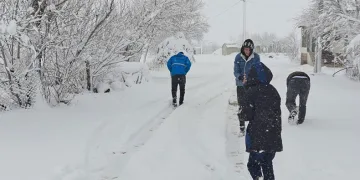 Kar yağışı çocuklara eğlence oldu