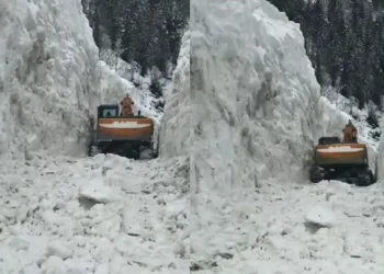 5 metreyi aşan karı yararak köy yolunu ulaşıma açtılar