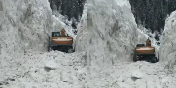 5 metreyi aşan karı yararak köy yolunu ulaşıma açtılar