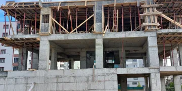 İkinci kattan düşen kalıp ustası ağır yaralandı