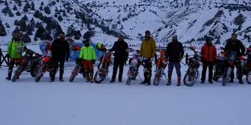 Adrenalin tutkunu motokrosçular nefes kesti