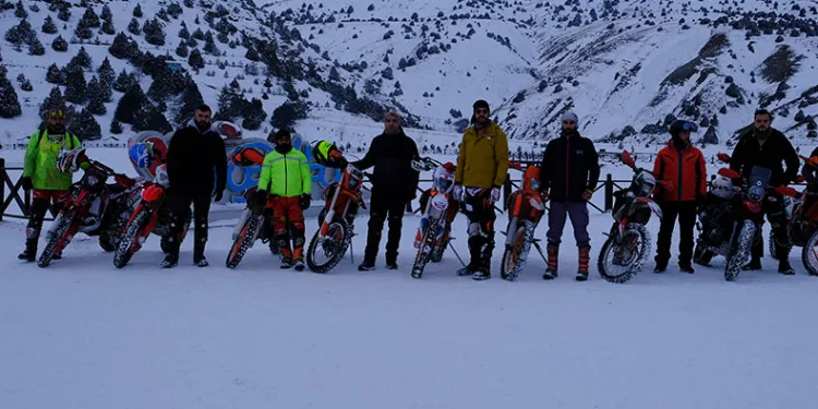 Adrenalin tutkunu motokrosçular nefes kesti