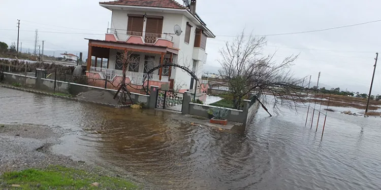 Balıkesir’de yazlıkları su bastı