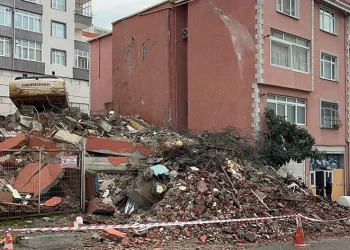 Bina yıkım esnasında caddeye çöktü